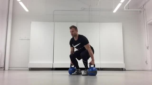 Kettlebell deadlift 3